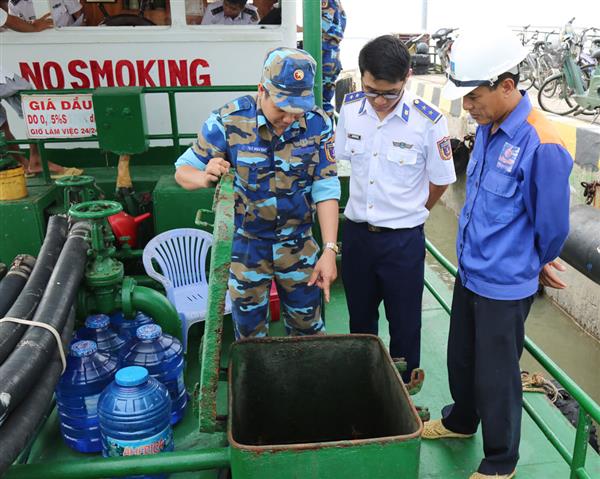 Liên tiếp bắt giữ nhiều vụ vận chuyển dầu DO trái phép trên biển