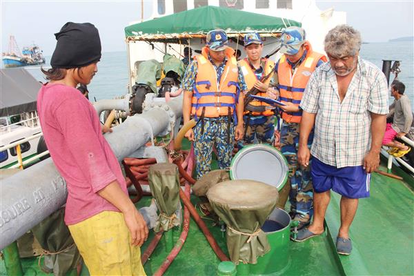 Liên tiếp bắt giữ tàu chở dầu trái phép trên biển