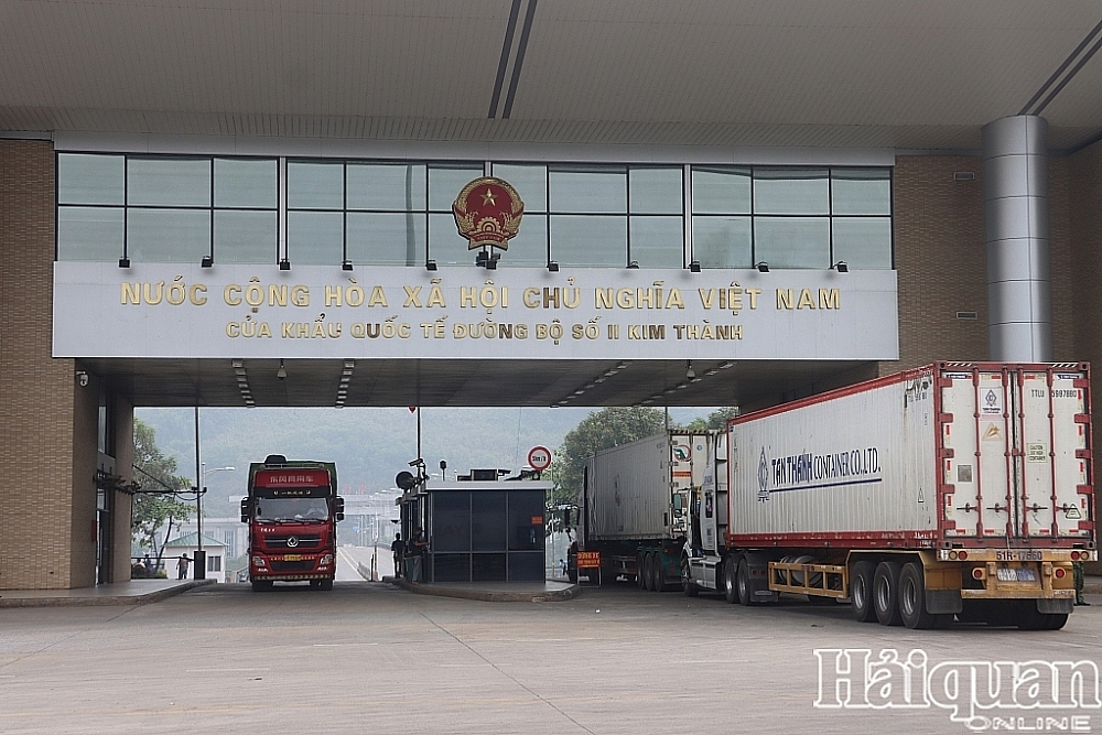 Gần 5.000 tấn hàng được thông quan ngày đầu năm qua cửa khẩu Lào Cai