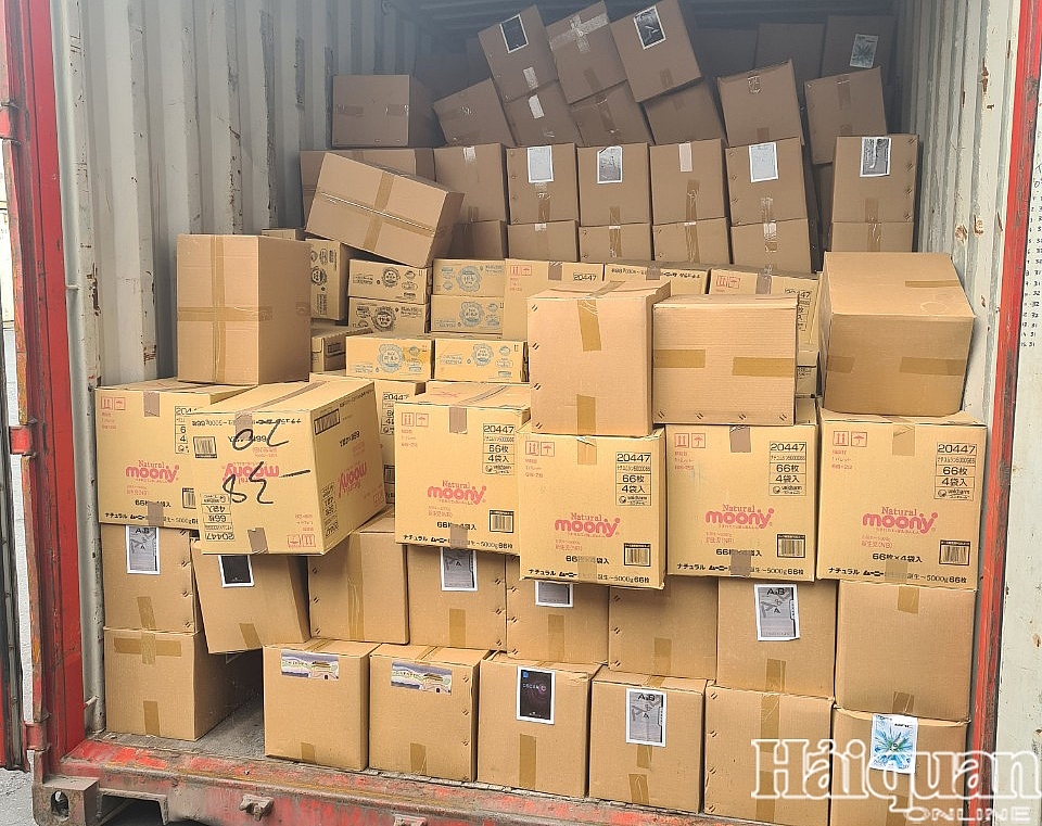 Bắt gần 50.000 bao thuốc lá ngụy trang trong container than củi tại cảng Hải Phòng