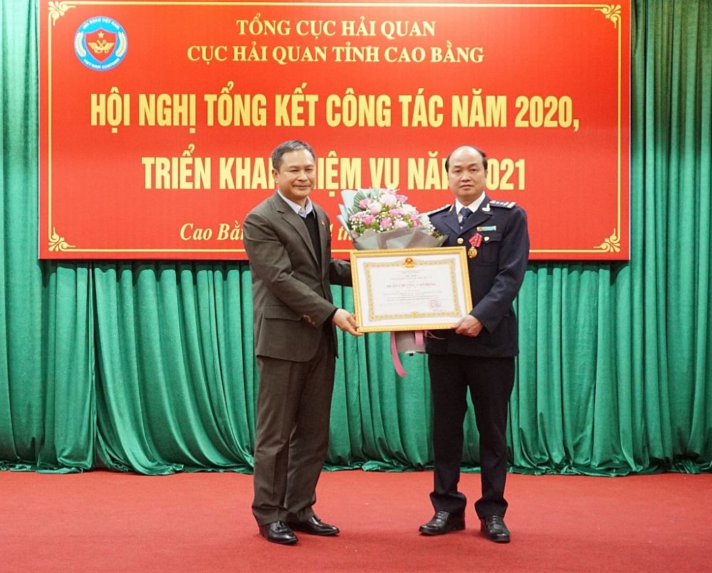 hừa ủy quyền của Chủ tịch nước, Phó Chủ tịch HĐND tỉnh Đàm Viết Hà trao Huân chương Lao động hạng nhì cho