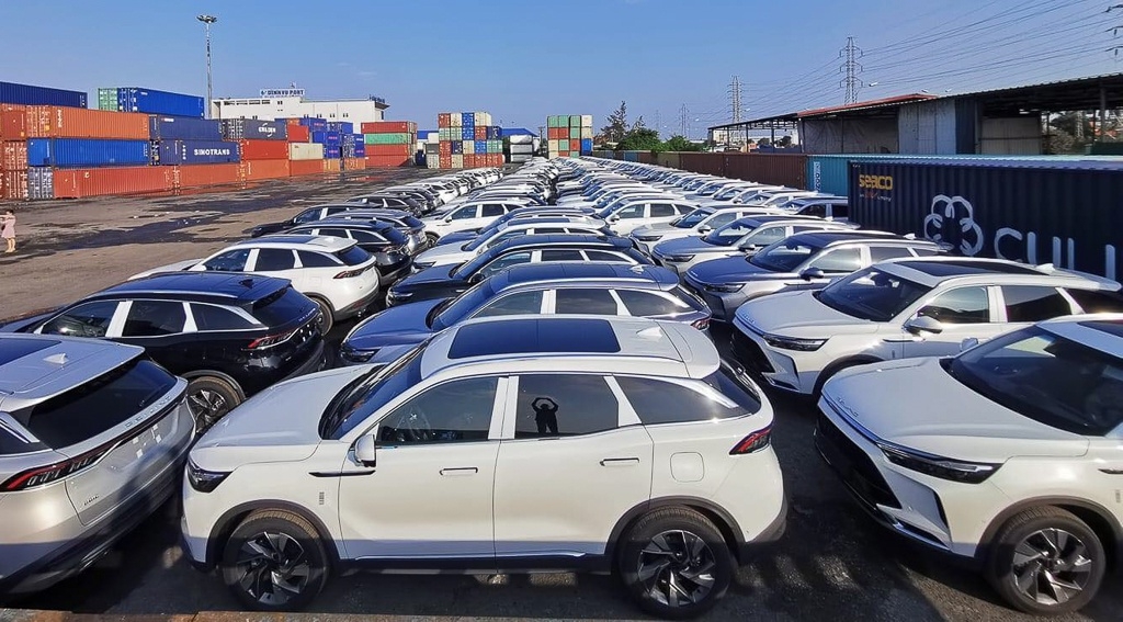 Cận Tết nhập khẩu ô tô giảm mạnh