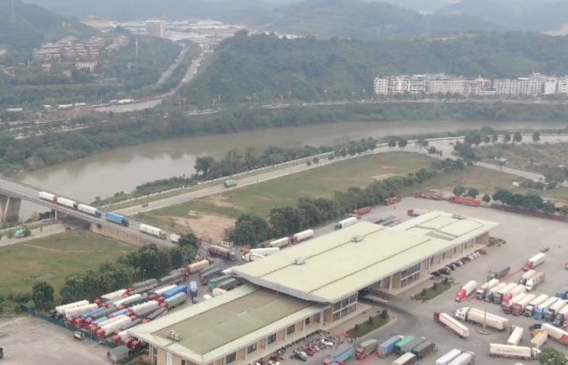 Hải quan cửa khẩu Lào Cai thông quan 263 xe hàng trong ngày Trung Quốc “mở cửa”