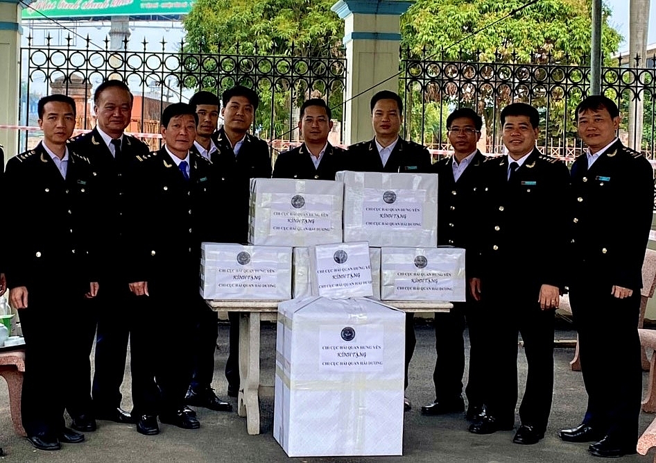 Hải quan Hưng Yên hỗ trợ đồng nghiệp tại Hải Dương chống dịch