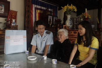 Thanh niên Hải quan tặng quà Mẹ Việt Nam Anh hùng tại Hải Phòng