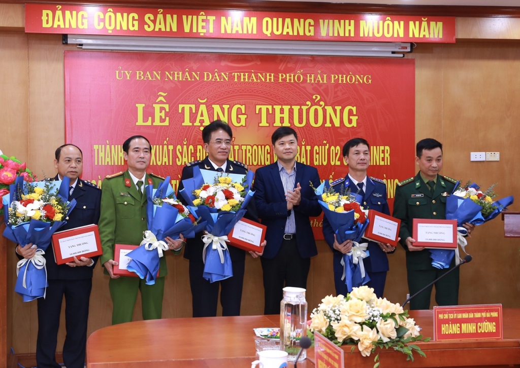 Khen thưởng thành tích bắt ngà voi tại Hải Phòng