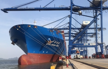 Hình ảnh siêu tàu trăm nghìn tấn vừa cập cảng container quốc tế Hải Phòng