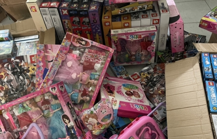 1 siêu thị bị phạt 12 triệu đồng vì bán hàng trăm đồ chơi trẻ em không có hóa đơn