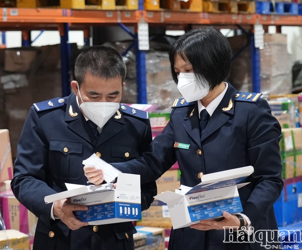 Hình ảnh vụ bắt giữ 65.000 kit test Covid-19 tại sân bay Nội Bài