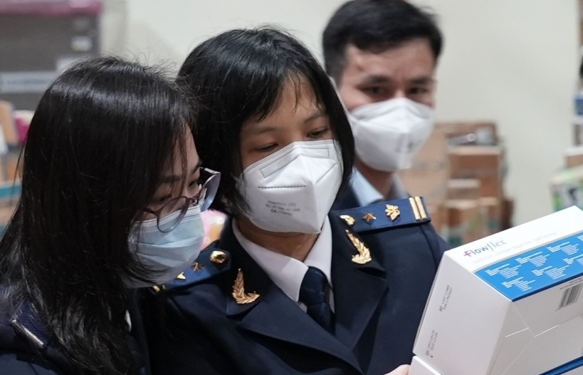 Hình ảnh vụ bắt giữ 65.000 kit test Covid-19 tại sân bay Nội Bài