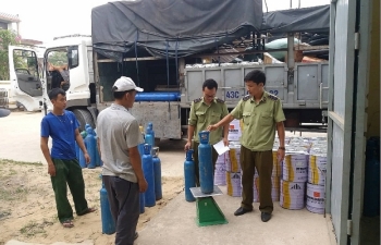 Tạm giữ gần 500 kg khí cười trong lô hàng 750 triệu tại Quảng Bình