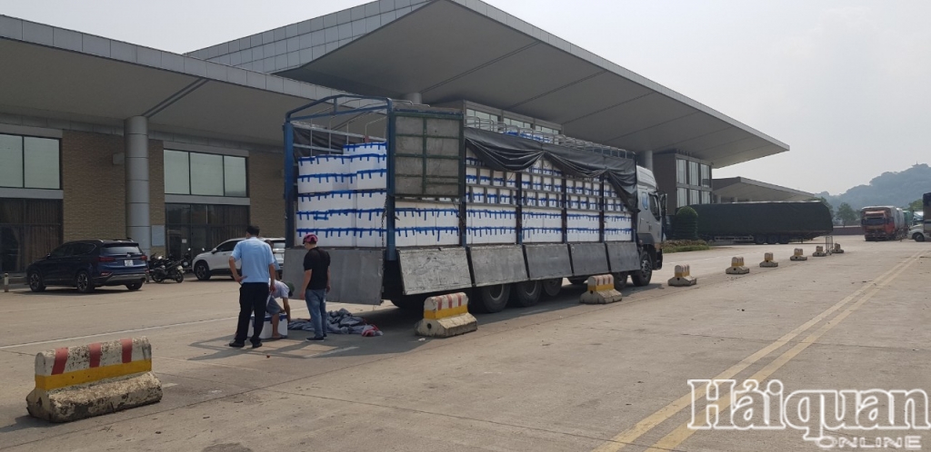 Hình ảnh Hải quan Lào Cai thông quan hơn 7.000 tấn vải thiều Hình ảnh Hải quan Lào Cai thông quan hơn 7.000 tấn vải thiều