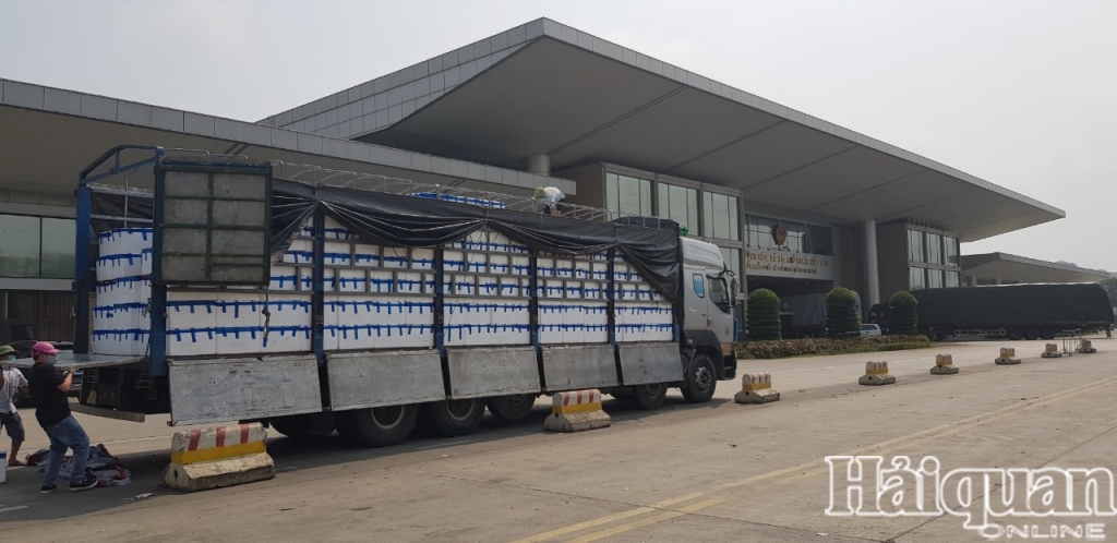 Hình ảnh Hải quan Lào Cai thông quan hơn 7.000 tấn vải thiều Hình ảnh Hải quan Lào Cai thông quan hơn 7.000 tấn vải thiều