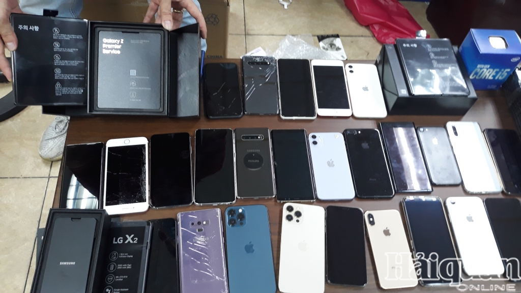 Thu hơn 100 điện thoại Samsung, iPhone trên chuyến bay từ Hàn Quốc về Nội Bài