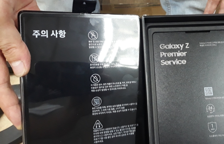 Thu giữ hơn 100 chiếc điện thoại Samsung, iPhone trên chuyến bay từ Hàn Quốc về Nội Bài