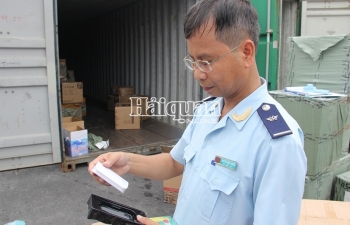 Cận cảnh container phụ kiện điện thoại Trung Quốc giả mạo xuất xứ Việt Nam