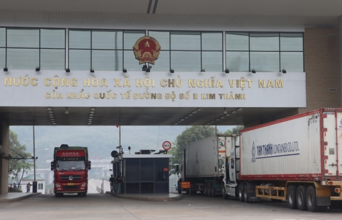 Vừa chống dịch Covid, vừa đảm bảo thông quan 500 xe hàng/ngày tại cửa khẩu quốc tế Lào Cai
