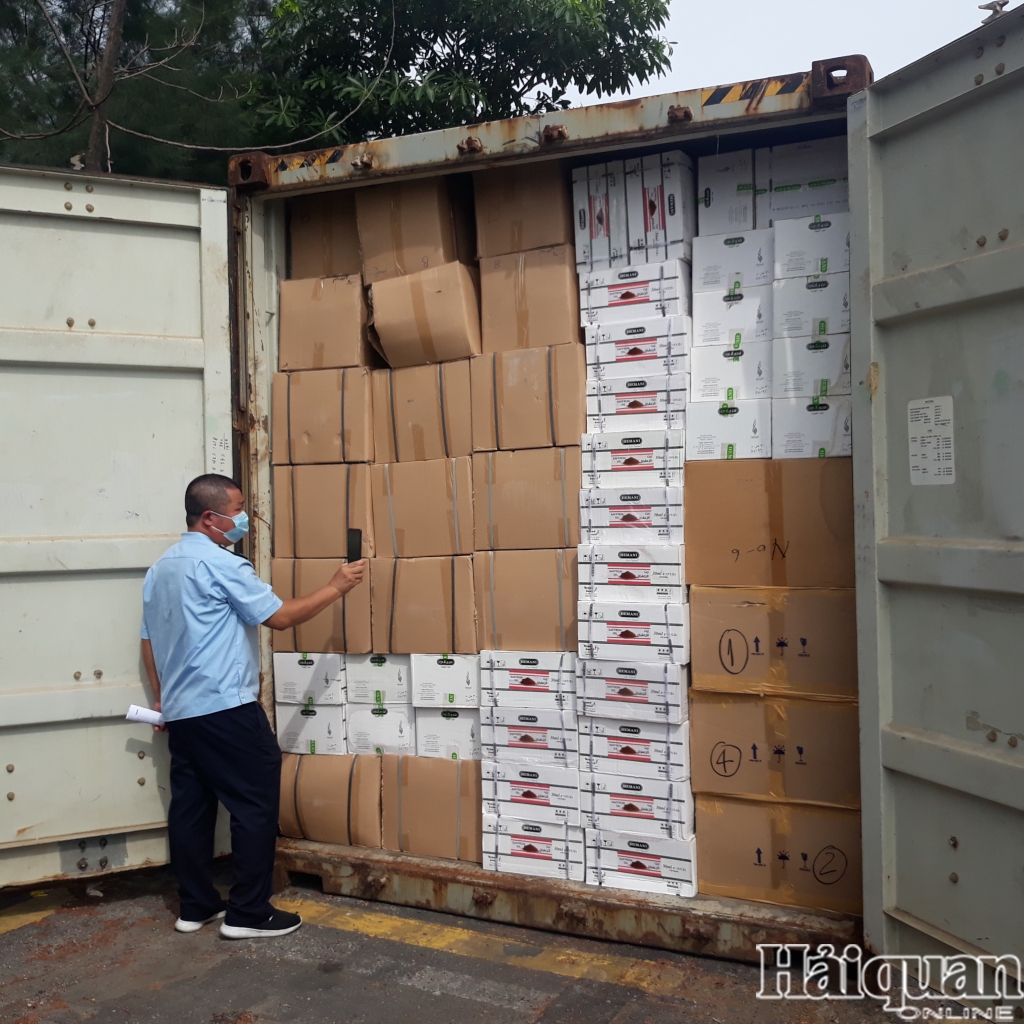 Hình ảnh container 40 feet chứa 15.000 hộp nước hoa và 50 kg nhụy hoa nghệ tây được thu giữ tại cảng Hải Phòng