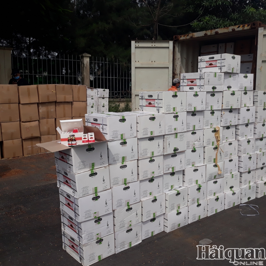 Hình ảnh container 40 feet chứa 15.000 hộp nước hoa và 50 kg nhụy hoa nghệ tây được thu giữ tại cảng Hải Phòng