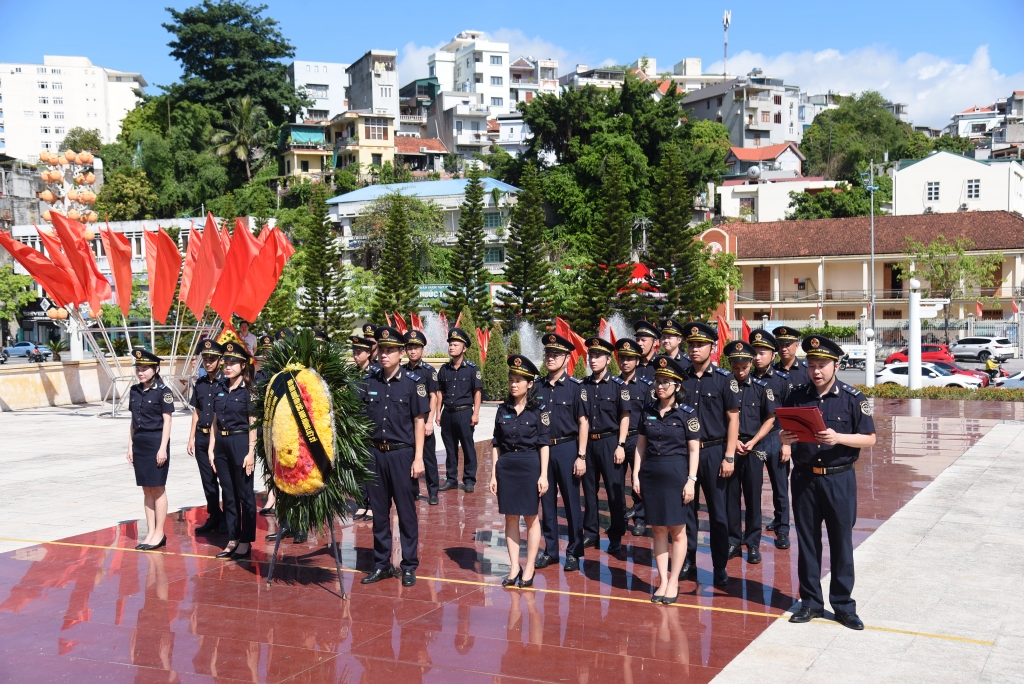 Thanh niên Hải quan tặng 30 phần quà cho gia đình chính sách tại Quảng Ninh