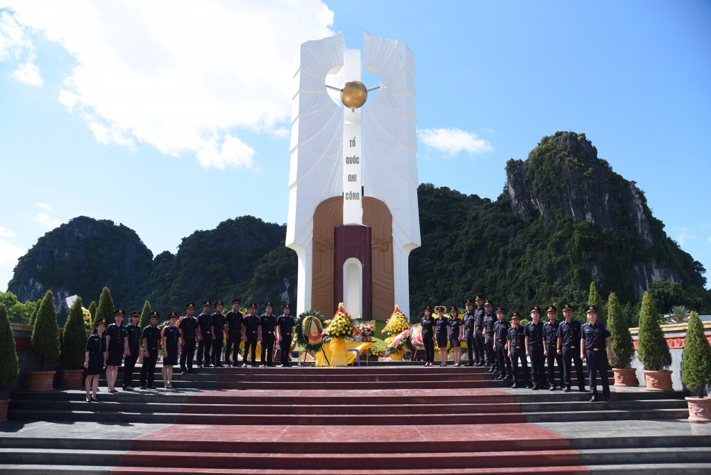 Thanh niên Hải quan tặng 30 phần quà cho gia đình chính sách tại Quảng Ninh