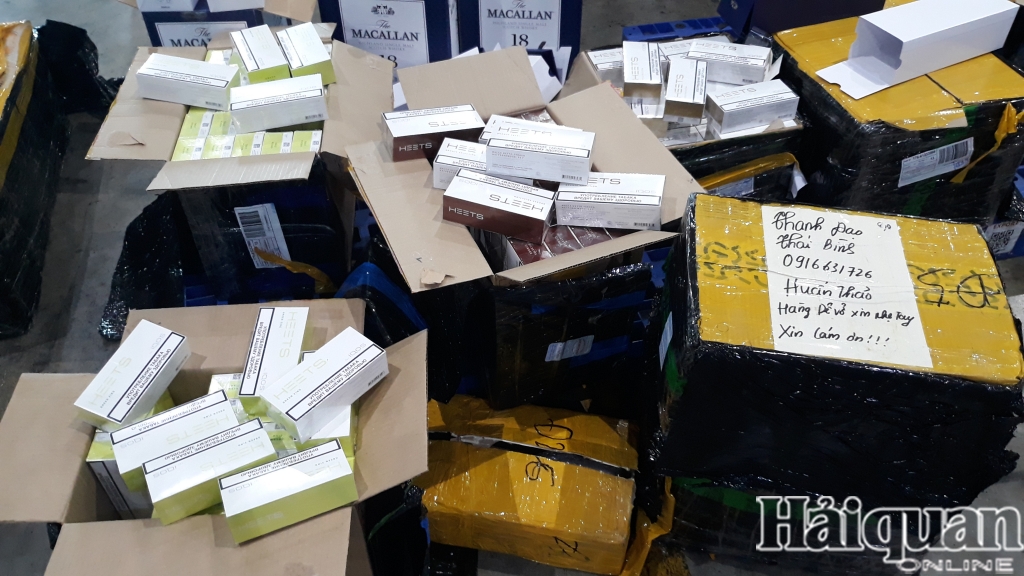 Hình ảnh hàng trăm hộp thuốc, kit test nhanh Covid-19 nhập khẩu trái phép tại sân bay Nội Bài