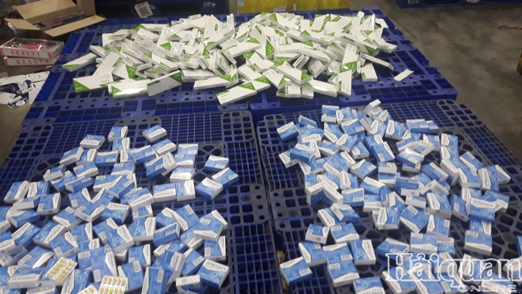 Hình ảnh hàng trăm hộp thuốc, kit test nhanh Covid-19 nhập khẩu trái phép tại sân bay Nội Bài