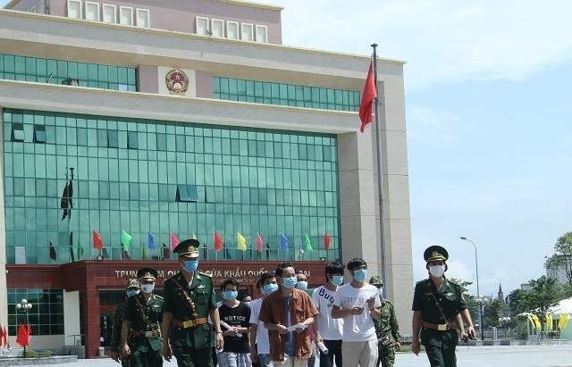 113 người Trung Quốc ở bất hợp pháp tại TP HCM được trả về qua cửa khẩu Lào Cai