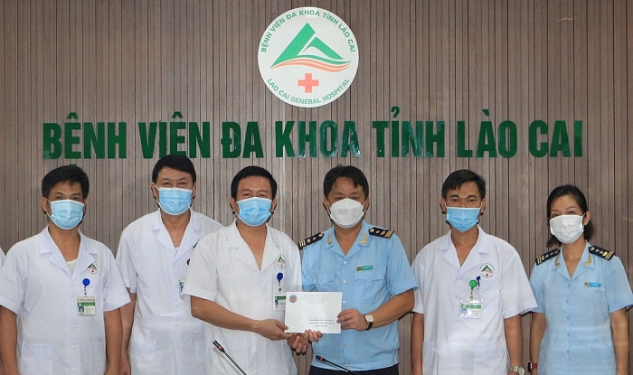 Hải quan Lào Cai ủng hộ 30 triệu đồng đối với lực lượng y tế tuyến đầu chống dịch