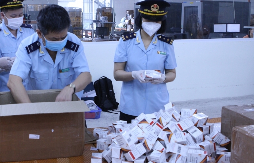 Hải quan bắt giữ hơn 60.000 viên thuốc điều trị Covid-19 ngụy trang hàng quà biếu, tặng