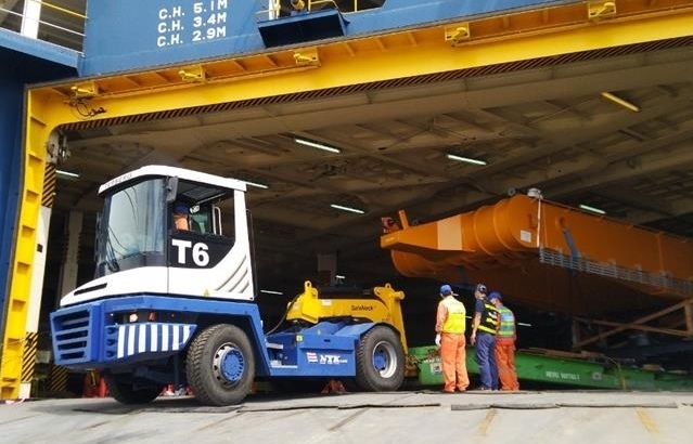 Xếp dỡ thành công cần cẩu Liebherr nặng 41 tấn tại cảng Tân Vũ, Hải Phòng