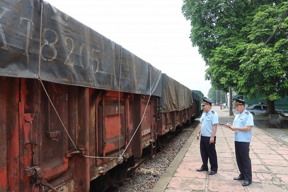 Hải quan ga đường sắt quốc tế Lào Cai nỗ lực thực hiện “mục tiêu kép”