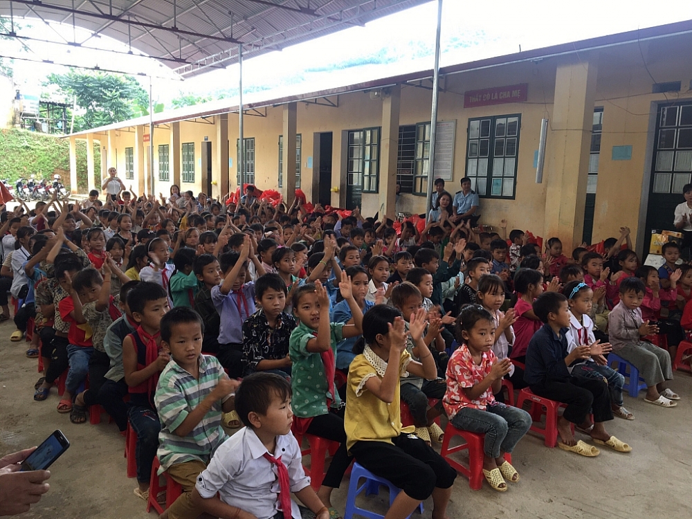 Thanh niên Hải quan tặng quà tại huyện biên giới Lào Cai