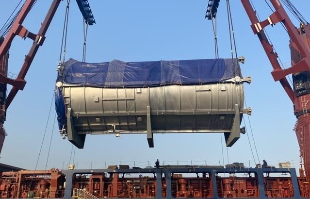 Xuất khẩu lô thiết bị siêu trường siêu trọng qua cảng Chùa Vẽ, Hải Phòng