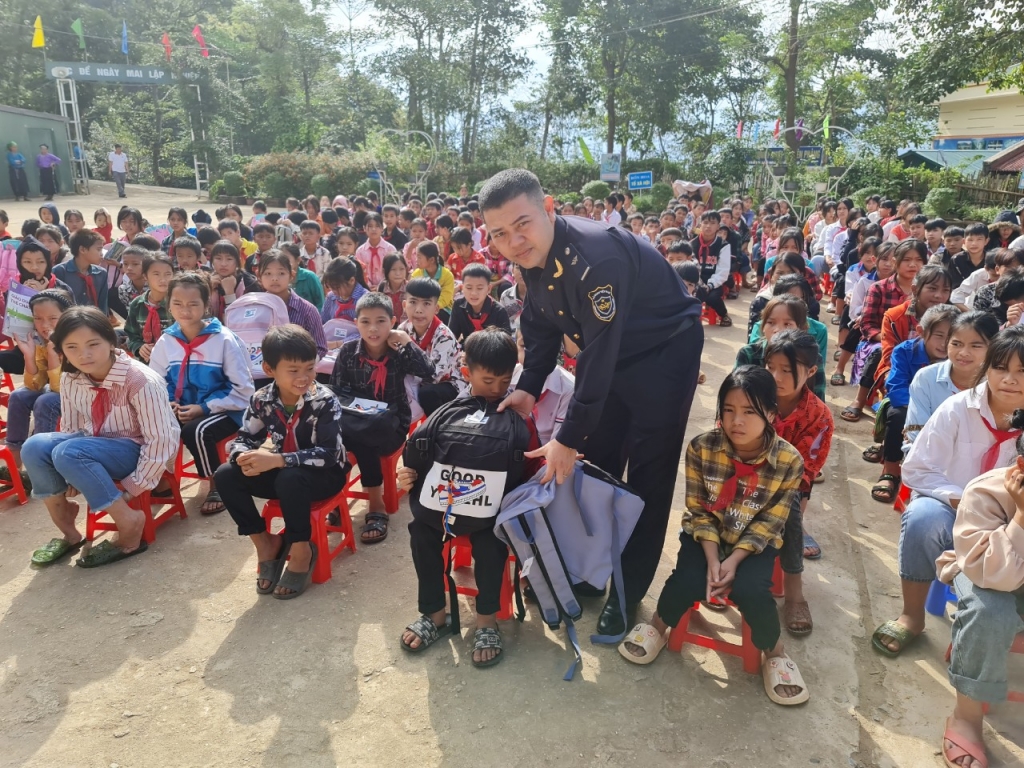 Thanh niên Hải quan tặng 200 suất quà cho học sinh vùng cao ở Hà Giang