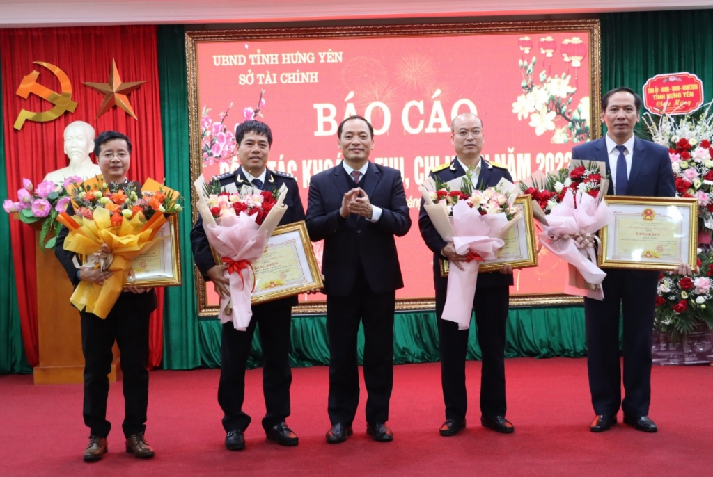 2 tập thể và 7 cá nhân của Hải quan Hải Phòng được UBND tỉnh Hưng Yên tặng Bằng khen