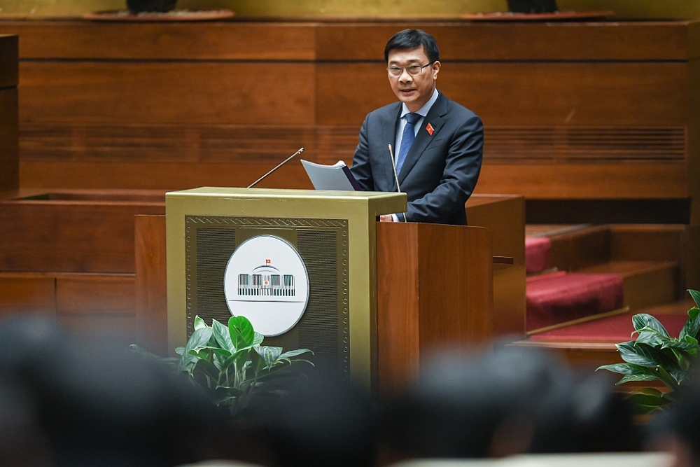 Chủ nhiệm Ủy ban Kinh tế của Quốc hội Vũ Hồng Thanh trình bày Báo cáo thẩm tra. Ảnh: Quochoi.vn