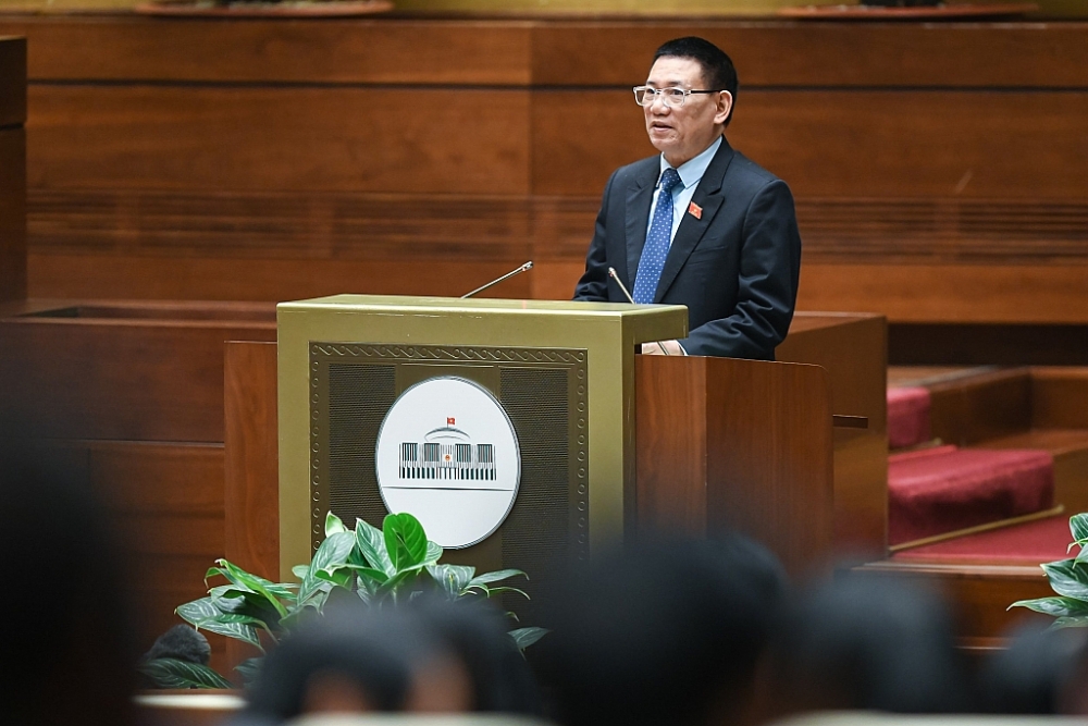 Bộ trưởng Bộ Tài chính Hồ Đức Phớc trình bày báo cáo tại Quốc hội. Ảnh: Quochoi.vn