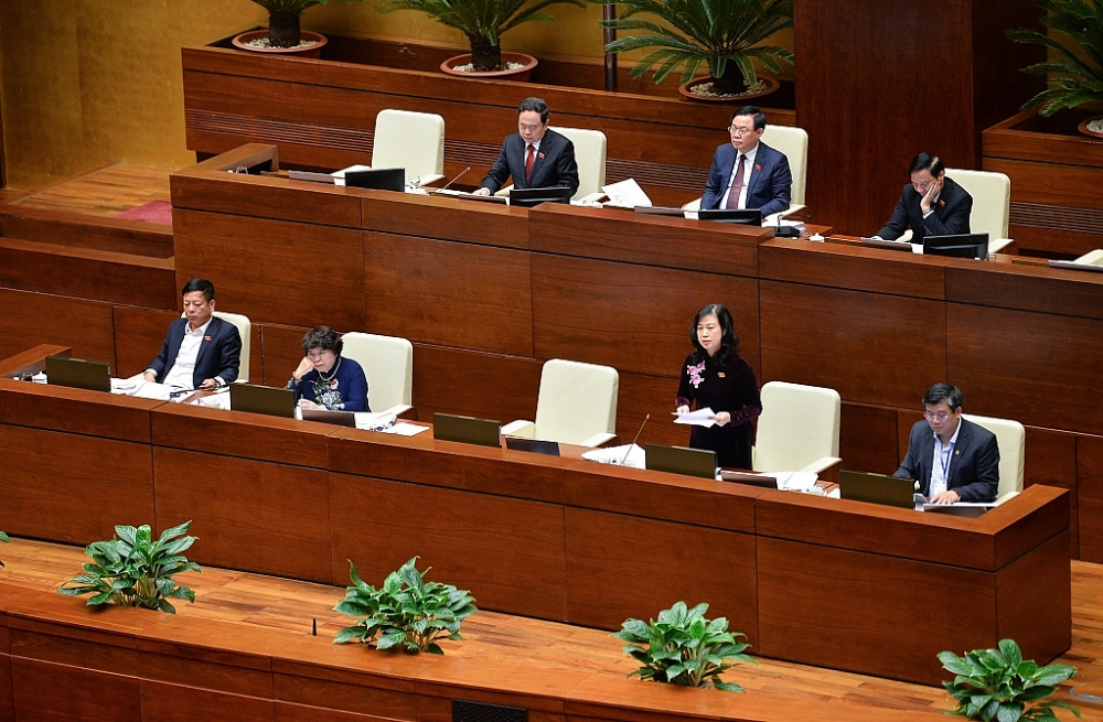 Bộ trưởng Bộ Y tế Đào Hồng Lan giải trình, làm rõ một số vấn đề tại Quốc hội. Ảnh: Quochoi.vn