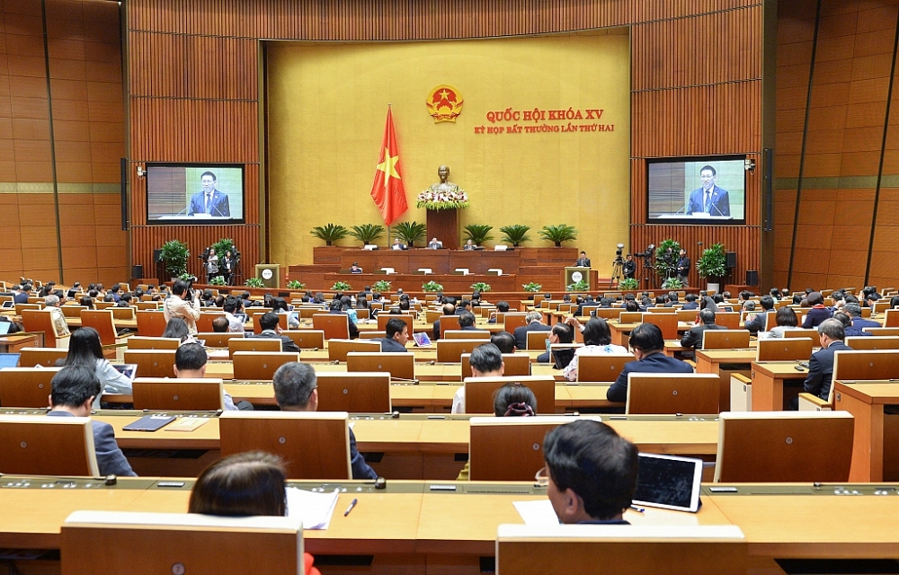 Bộ trưởng Bộ Tài chính Hồ Đức Phớc, thừa ủy quyền của Thủ tướng Chính phủ trình bày Tờ trình trước Quốc hội. Ảnh: Quochoi.vn
