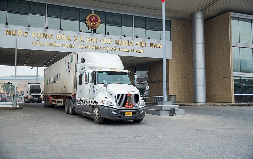 Hoạt động xuất nhập khẩu qua cửa khẩu quốc tế đường bộ số II Kim Thành dịp tết Quý Mão. Ảnh: Báo Lào Cai.