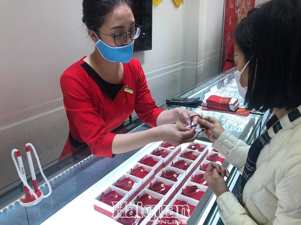 Nhu cầu mua vàng giảm mạnh sau ngày vía Thần Tài. Ảnh: H.Dịu