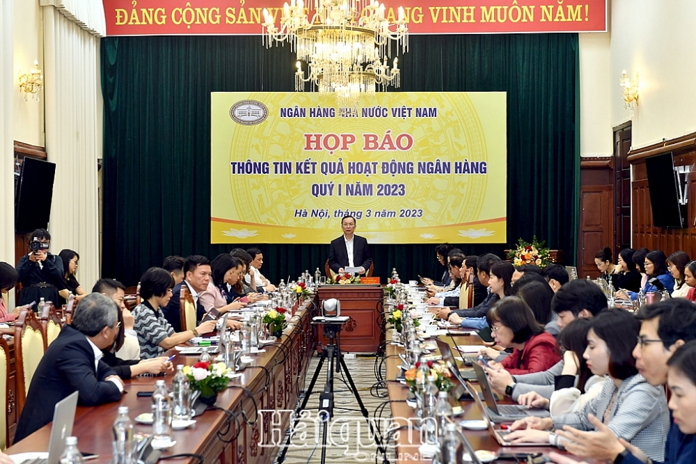 Phó Thống đốc NHNN Đào Minh Tú chủ trì buổi họp báo.