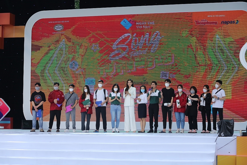 Hoa hậu Đỗ Thị Hà có mặt từ sớm, giao lưu cùng sinh viên tại Sóng Festival.