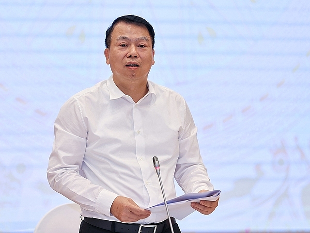 Thứ trưởng Bộ Tài chính Nguyễn Đức Chi trả lời tại họp báo.