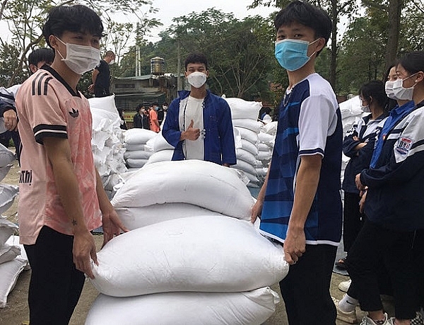 ác em học sinh trường THPT Số 3 Bảo Yên, Lào Cai nhận gạo hỗ trợ. Ảnh: Tổng cục Dự trữ Nhà nước