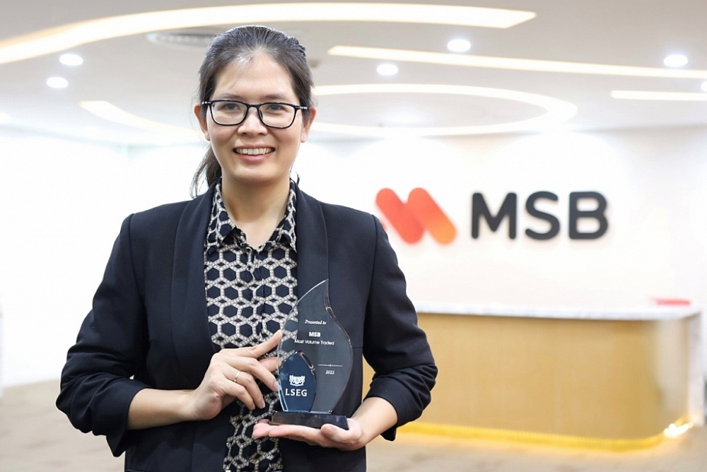 Bà Nguyễn Thị Thúy Dương, GĐ Trung Tâm Thị trường Tài chính MSB cùng giải thưởng của LSEG.