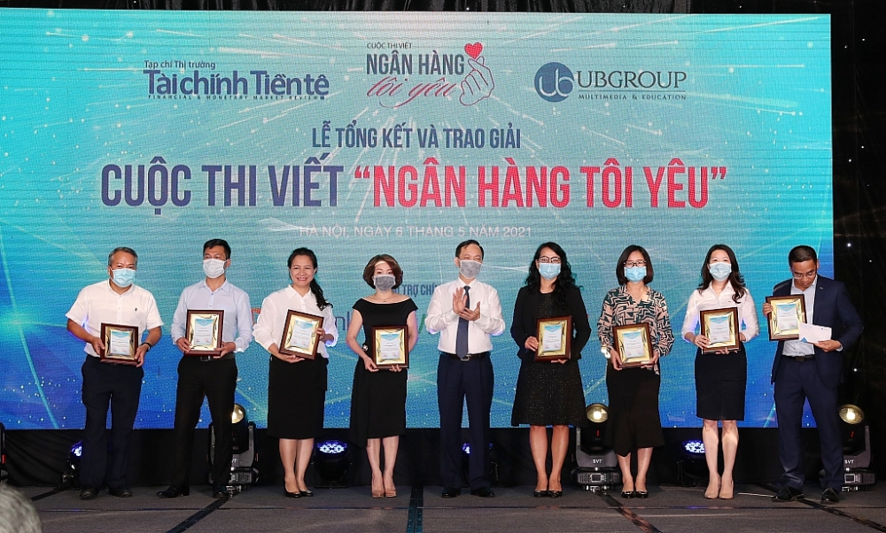 Phó Thống đốc NHNN Đào Minh Tú trao giải cho các 
