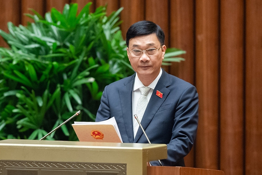 Chủ nhiệm Ủy ban Kinh tế của Quốc hội Vũ Hồng Thanh trình bày báo cáo thẩm tra.