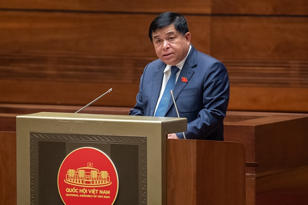 Bộ trưởng Bộ Kế hoạch và Đầu tư Nguyễn Chí Dũng trình bày tại Quốc hội. Ảnh: Quochoi.vn